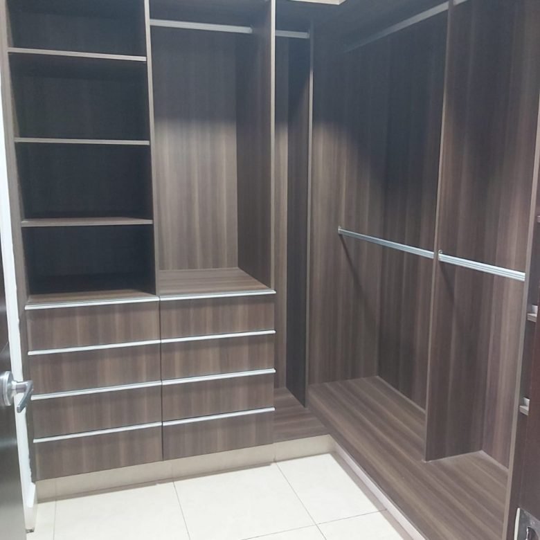 Embassy Club – Clayton: Town Home de 3 Recámaras con Patio + Cbe