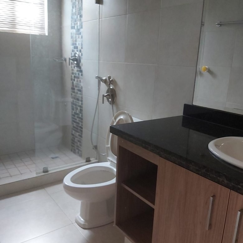 Embassy Club – Clayton: Town Home de 3 Recámaras con Patio + Cbe