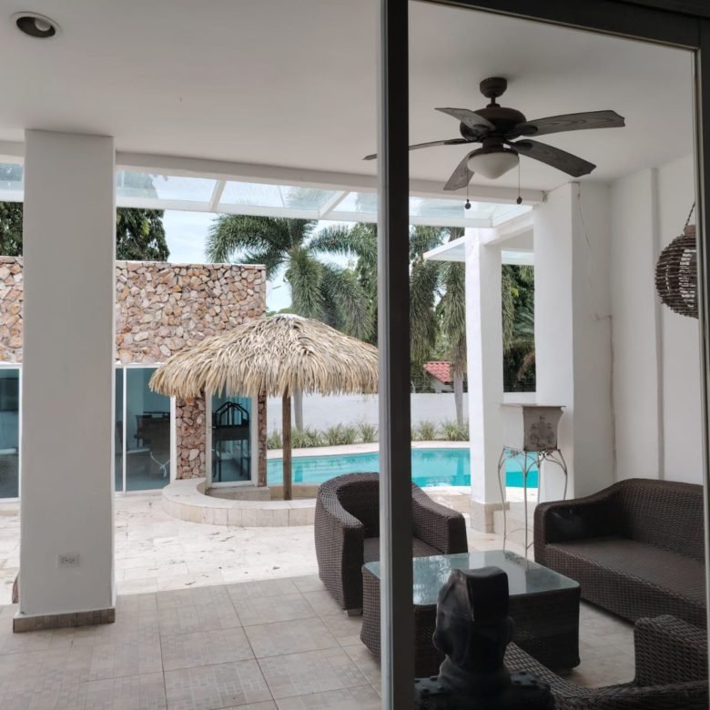 Playa Coronado, Casa con Piscina: Amplia Residencia de 5 Habitaciones, Amoblada
