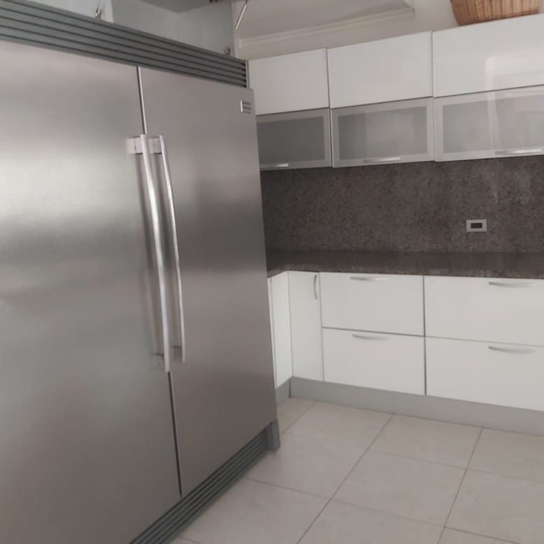 Embassy Club – Clayton: Town Home de 3 Recámaras con Patio + Cbe