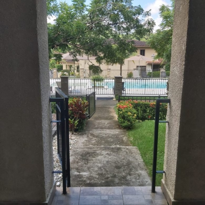 Embassy Club – Clayton: Town Home de 3 Recámaras con Patio + Cbe