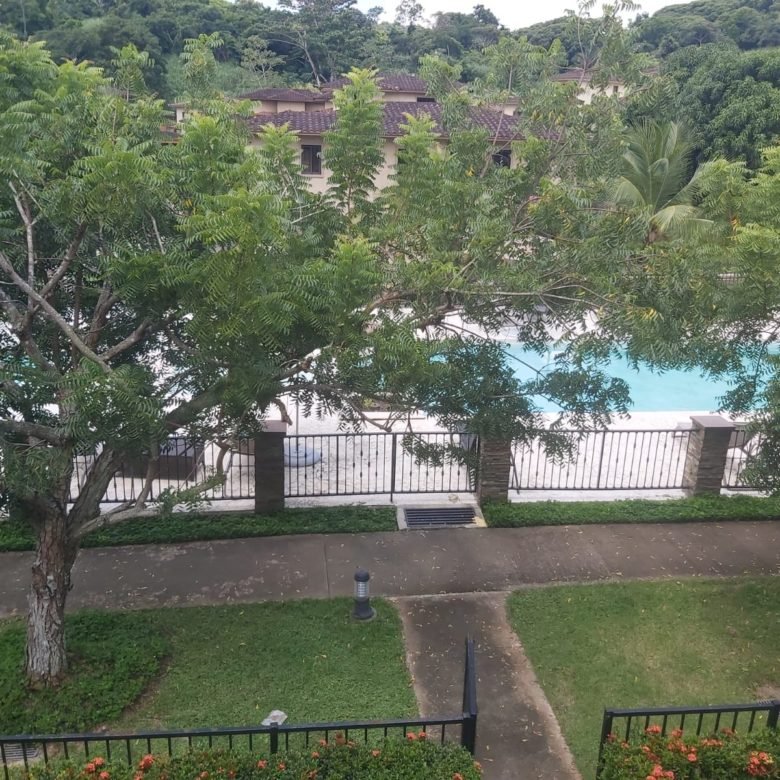 Embassy Club – Clayton: Town Home de 3 Recámaras con Patio + Cbe