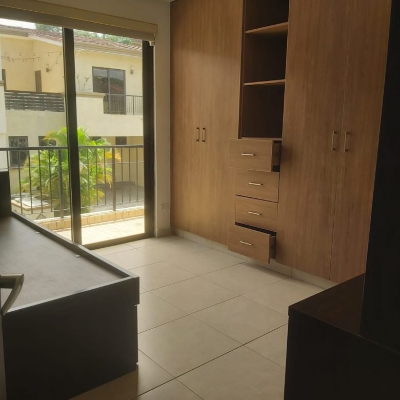 Embassy Club – Clayton: Town Home de 3 Recámaras con Patio + Cbe