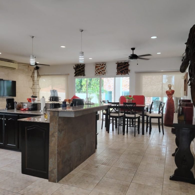 Playa Coronado, Casa con Piscina: Amplia Residencia de 5 Habitaciones, Amoblada
