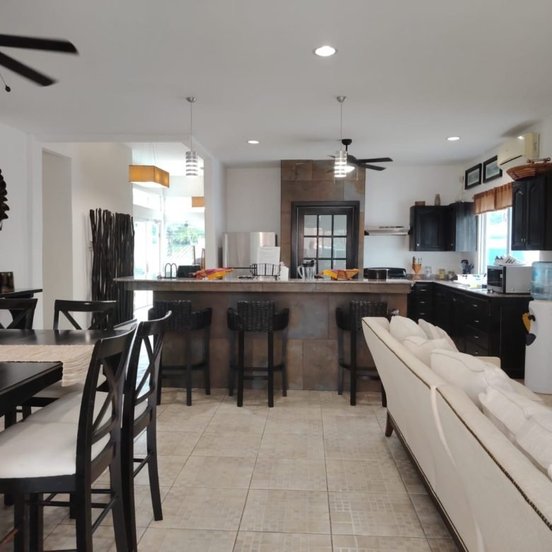 Playa Coronado, Casa con Piscina: Amplia Residencia de 5 Habitaciones, Amoblada