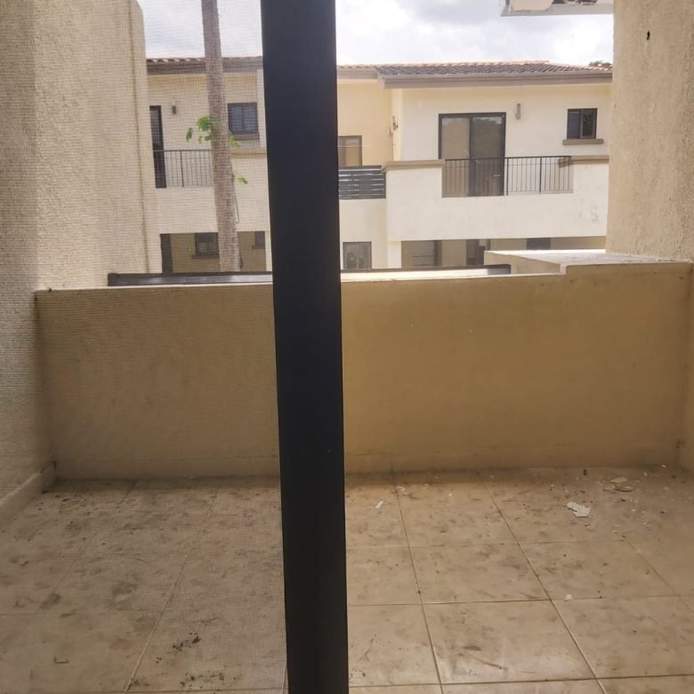 Embassy Club – Clayton: Town Home de 3 Recámaras con Patio + Cbe