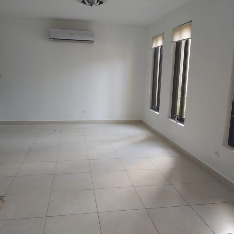 Embassy Club – Clayton: Town Home de 3 Recámaras con Patio + Cbe