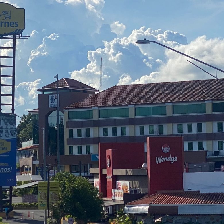 Albrook – Oficinas en Plaza Comercial, Con elevador, Restaurantes, 80 parkings