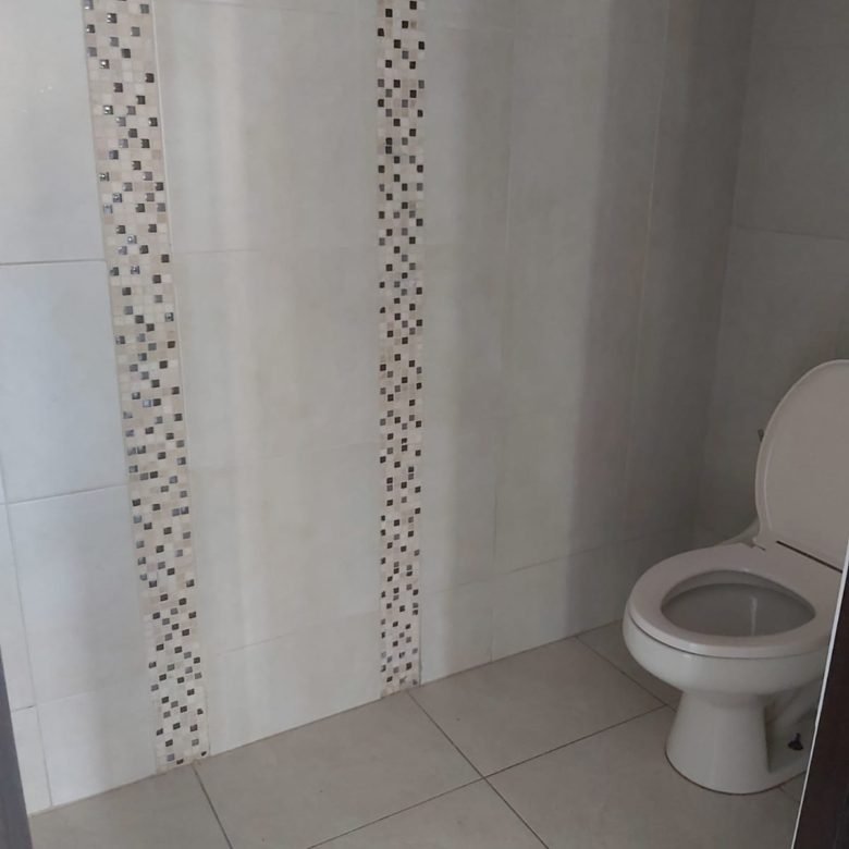 Embassy Club – Clayton: Town Home de 3 Recámaras con Patio + Cbe