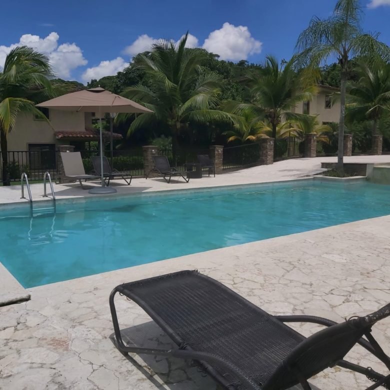 Embassy Club – Clayton: Town Home de 3 Recámaras con Patio + Cbe