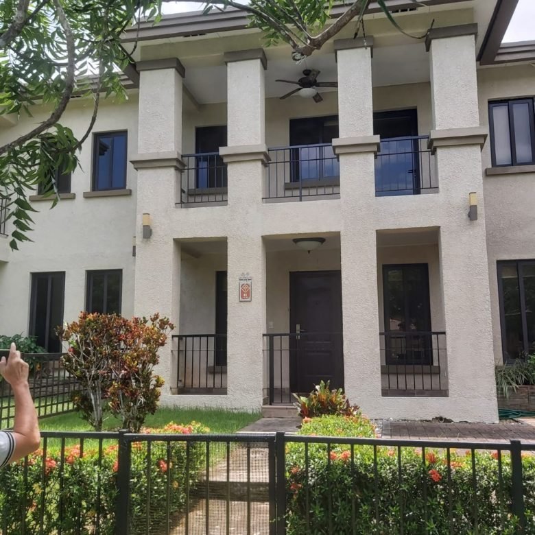 Embassy Club – Clayton: Town Home de 3 Recámaras con Patio + Cbe