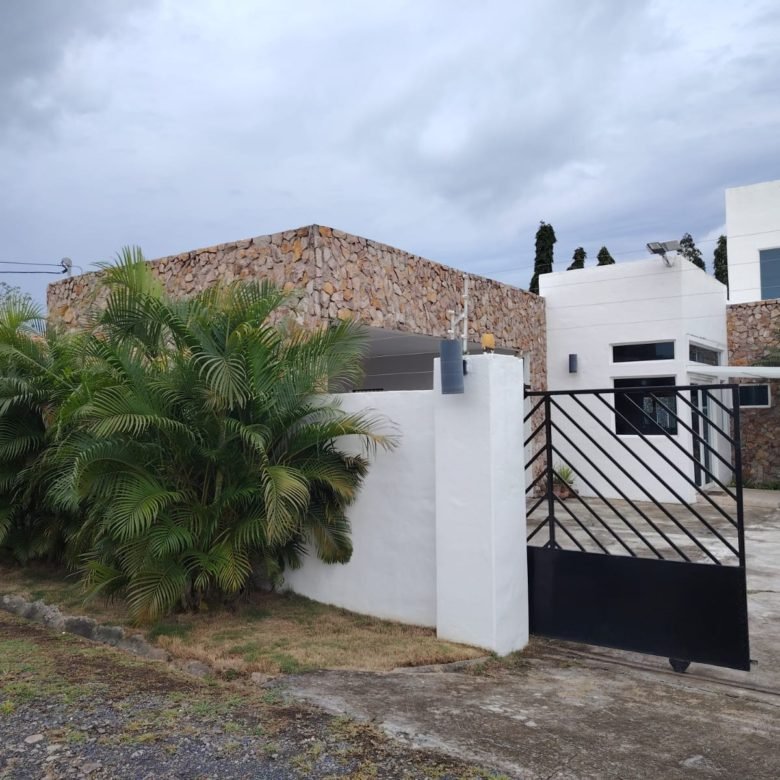 Playa Coronado, Casa con Piscina: Amplia Residencia de 5 Habitaciones, Amoblada