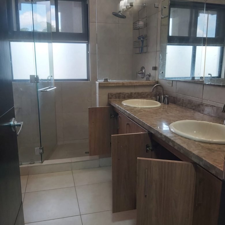 Embassy Club – Clayton: Town Home de 3 Recámaras con Patio + Cbe