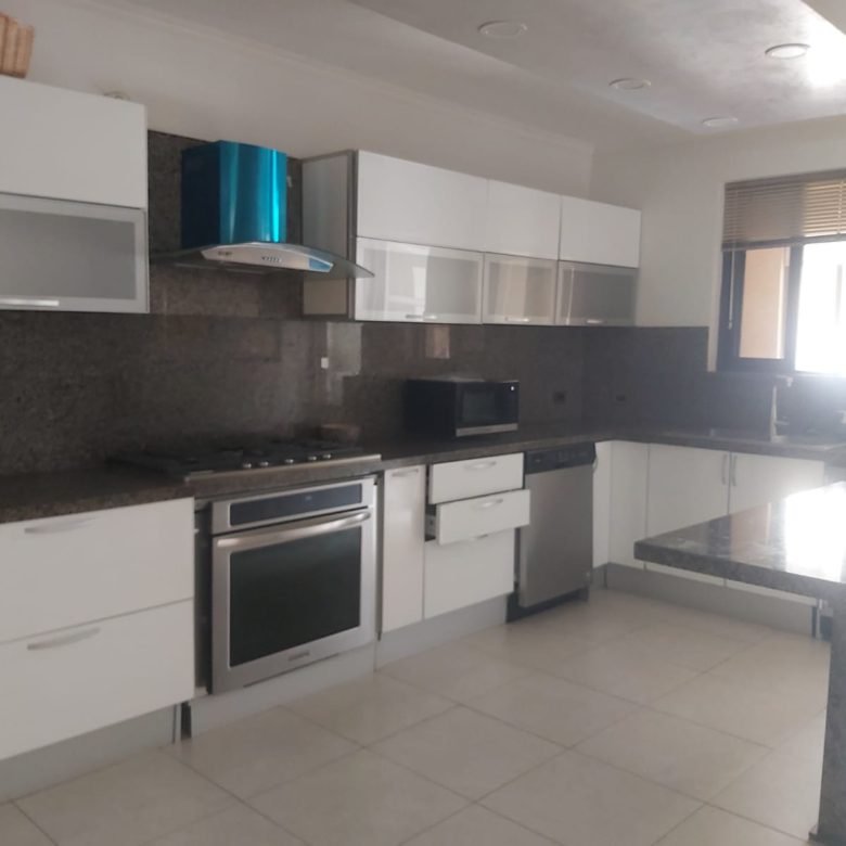 Embassy Club – Clayton: Town Home de 3 Recámaras con Patio + Cbe