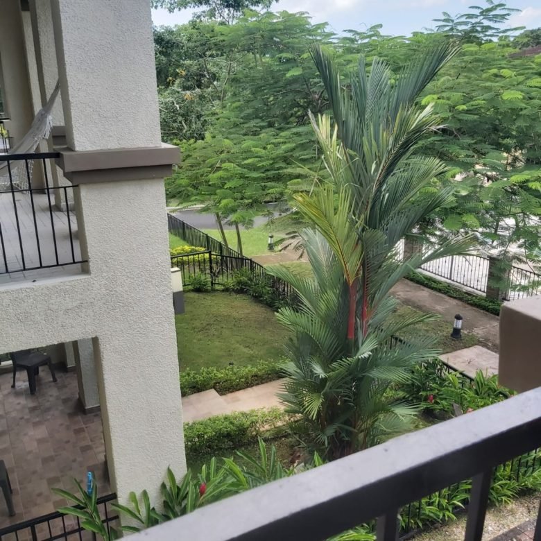 Embassy Club – Clayton: Town Home de 3 Recámaras con Patio + Cbe