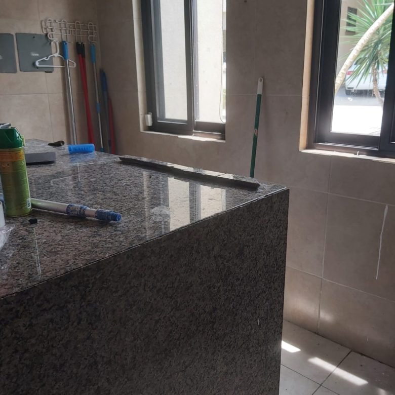 Embassy Club – Clayton: Town Home de 3 Recámaras con Patio + Cbe