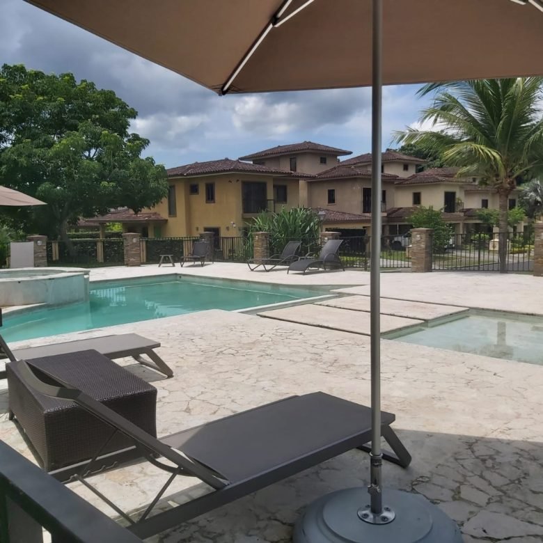 Embassy Club – Clayton: Town Home de 3 Recámaras con Patio + Cbe