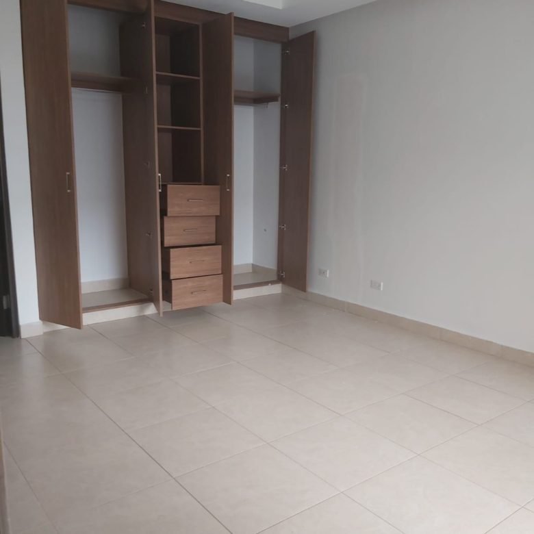 Embassy Club – Clayton: Town Home de 3 Recámaras con Patio + Cbe