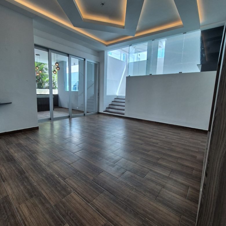 Casa en Altos del Golf: Moderna, con Piscina, con Rooftop, 4 Recámaras