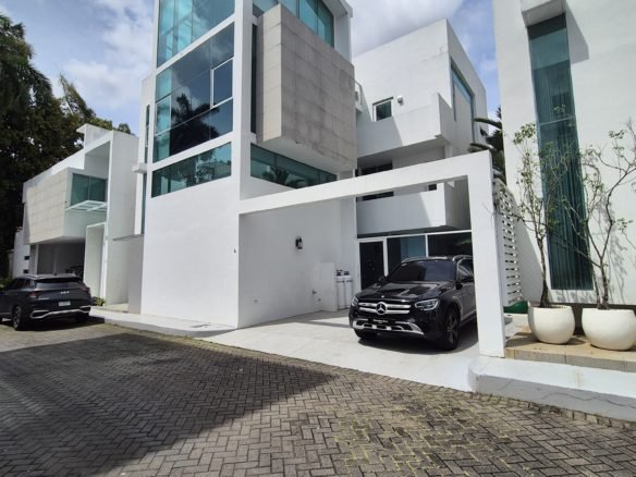Casa en Altos del Golf: Moderna, con Piscina, con Rooftop, 4 Recámaras