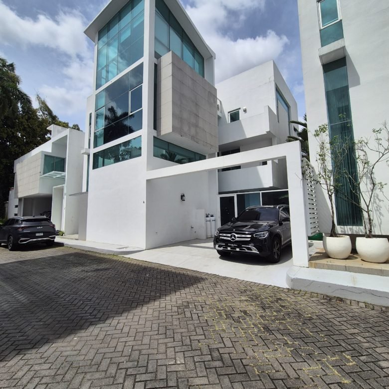 Casa en Altos del Golf: Moderna, con Piscina, con Rooftop, 4 Recámaras