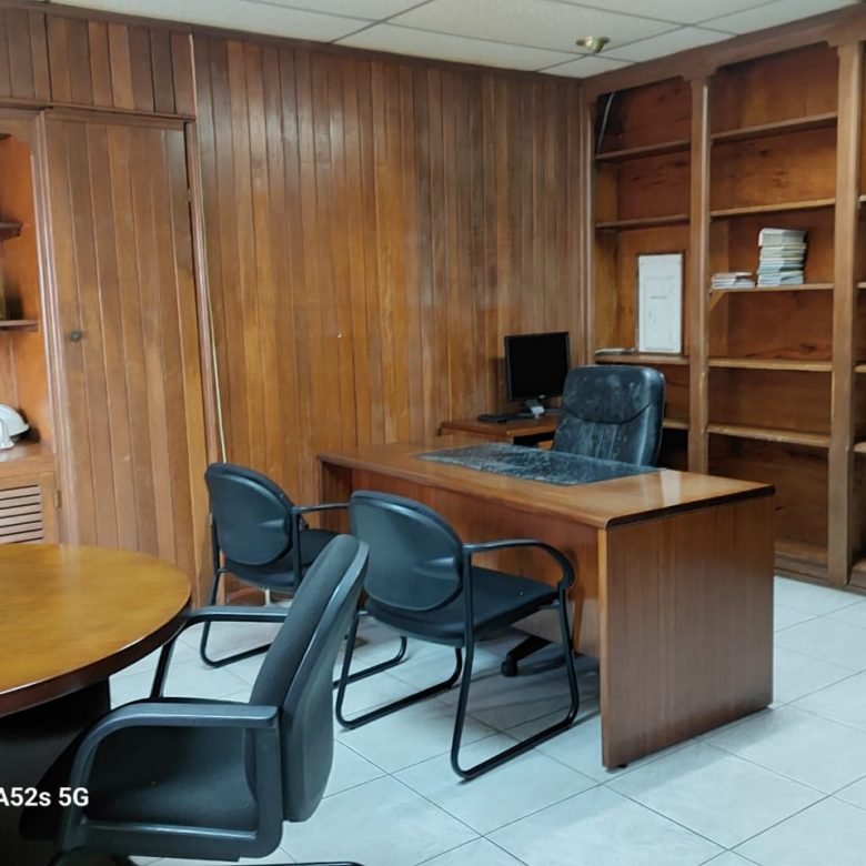 Area Bancaria, Obarrio: Oficina Amoblada, con 3 Oficinas, Piso 1, con Escaleras