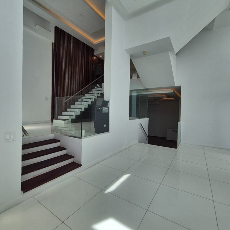 Casa en Altos del Golf: Moderna, con Piscina, con Rooftop, 4 Recámaras