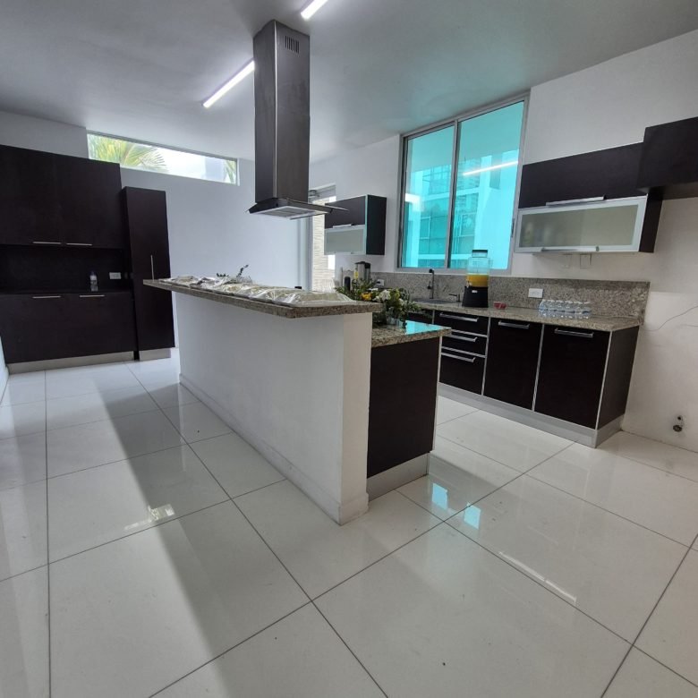 Casa en Altos del Golf: Moderna, con Piscina, con Rooftop, 4 Recámaras