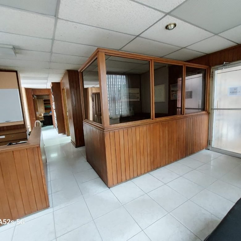 Area Bancaria, Obarrio: Oficina Amoblada, con 3 Oficinas, Piso 1, con Escaleras