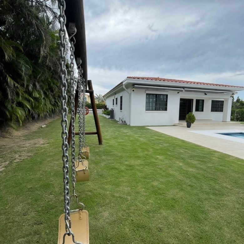 Casa de Playa: Frente Costa Esmeralda, Hacienda Pacifica, Piscina, Amoblada, 3 recámaras