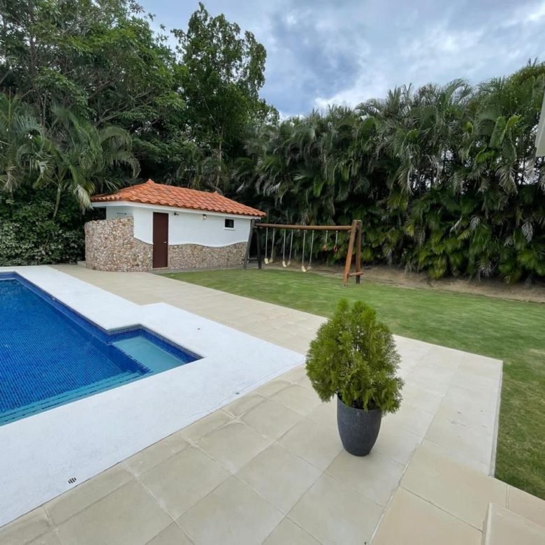Casa de Playa: Frente Costa Esmeralda, Hacienda Pacifica, Piscina, Amoblada, 3 recámaras