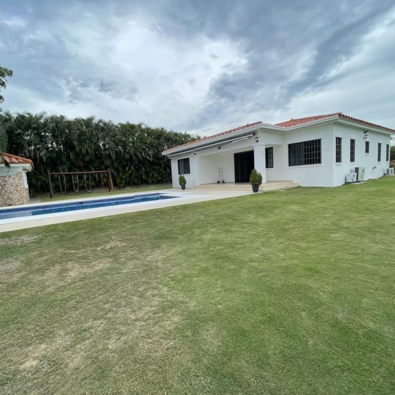Casa de Playa: Frente Costa Esmeralda, Hacienda Pacifica, Piscina, Amoblada, 3 recámaras