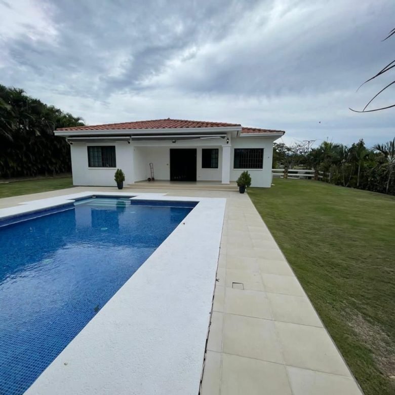 Casa de Playa: Frente Costa Esmeralda, Hacienda Pacifica, Piscina, Amoblada, 3 recámaras