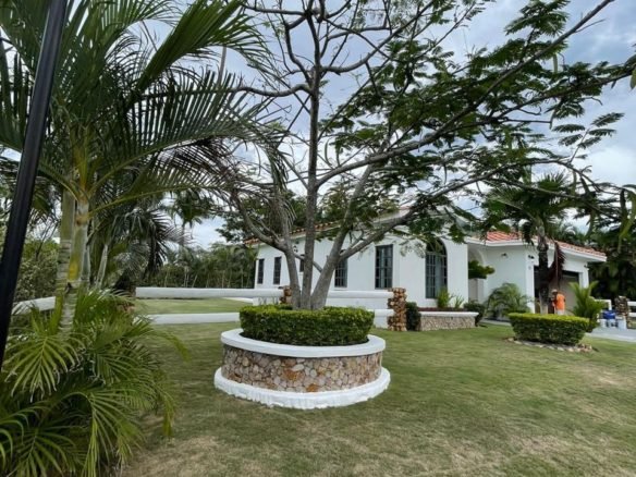 Casa de Playa: Frente Costa Esmeralda, Hacienda Pacifica, Piscina, Amoblada, 3 recámaras