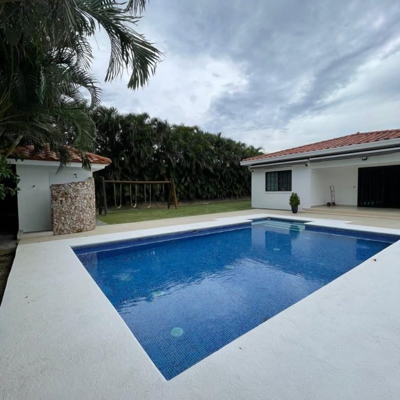 Casa de Playa: Frente Costa Esmeralda, Hacienda Pacifica, Piscina, Amoblada, 3 recámaras