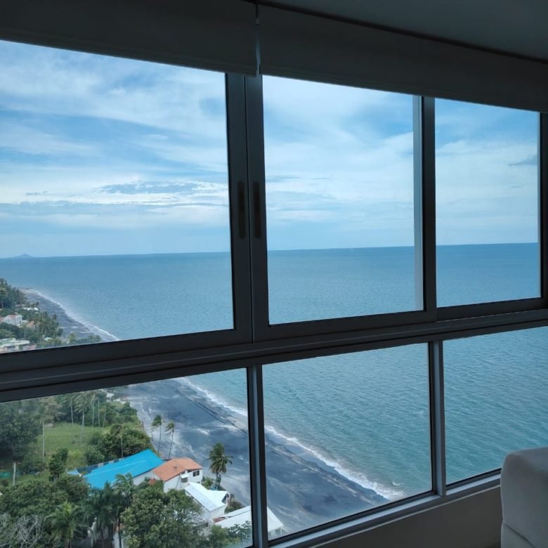 Playa Coronado – Frente Al Mar: Coronado Bay de 2 Recámaras, 110 m², Amoblado