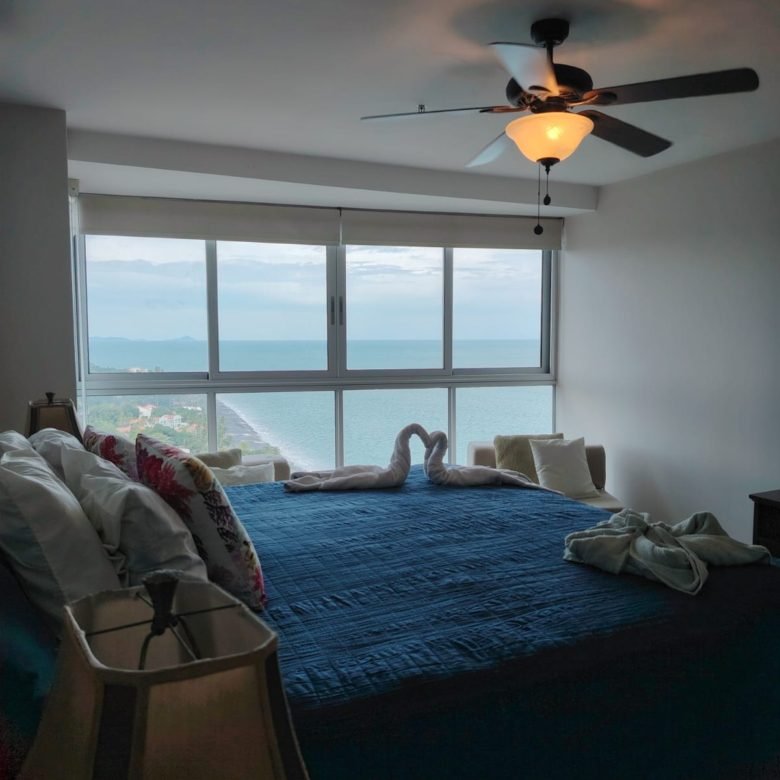 Playa Coronado – Frente Al Mar: Coronado Bay de 2 Recámaras, 110 m², Amoblado