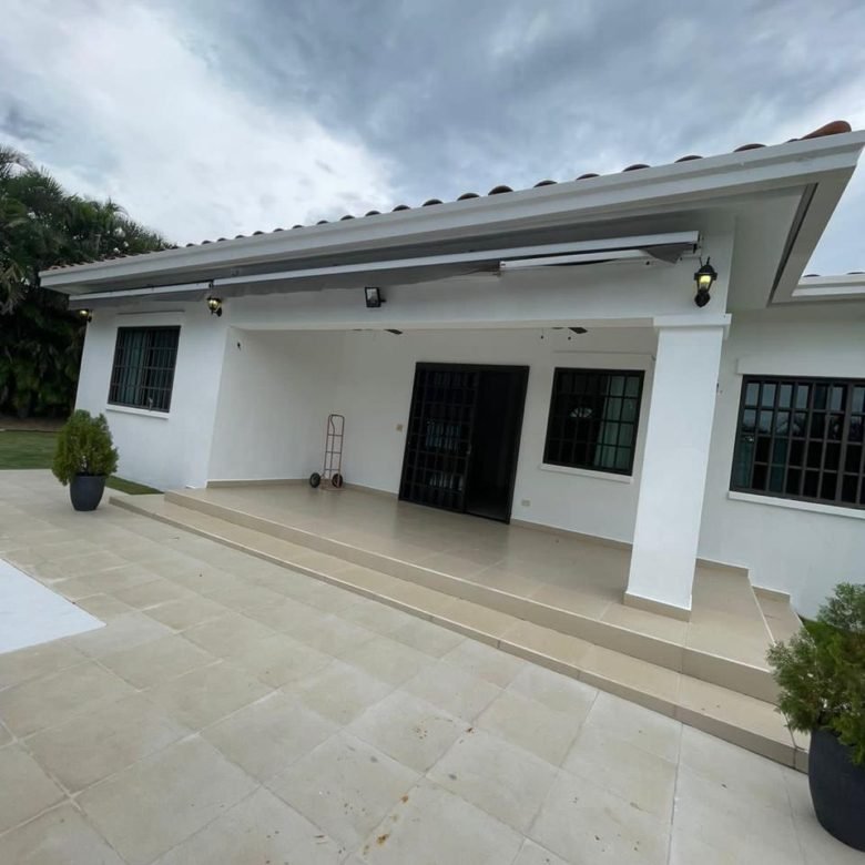 Casa de Playa: Frente Costa Esmeralda, Hacienda Pacifica, Piscina, Amoblada, 3 recámaras