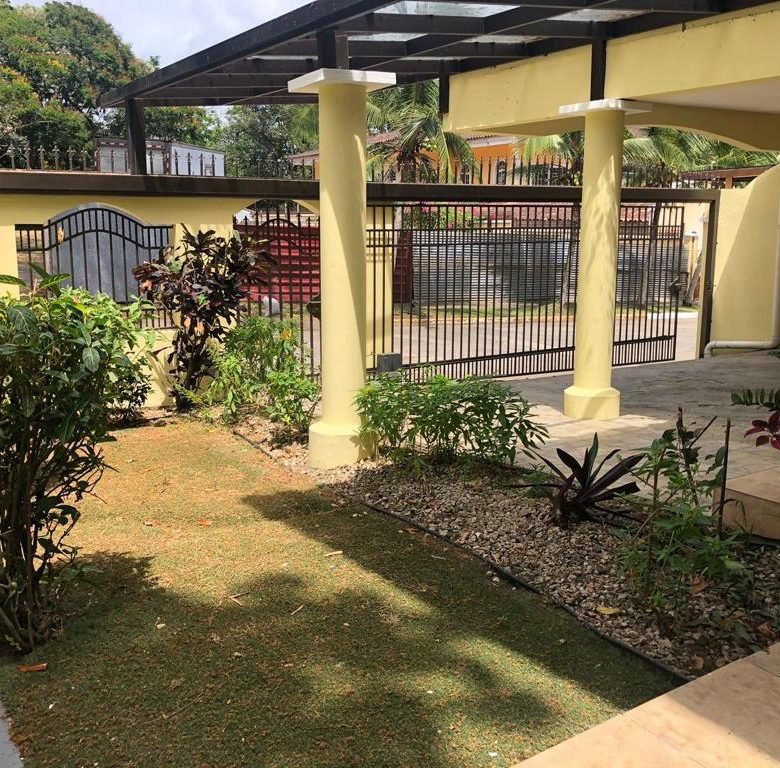 Casa en Sector Forestal / Canal Area: Ancon, Casa Unifamiliar de 3 habitaciones con 3 niveles