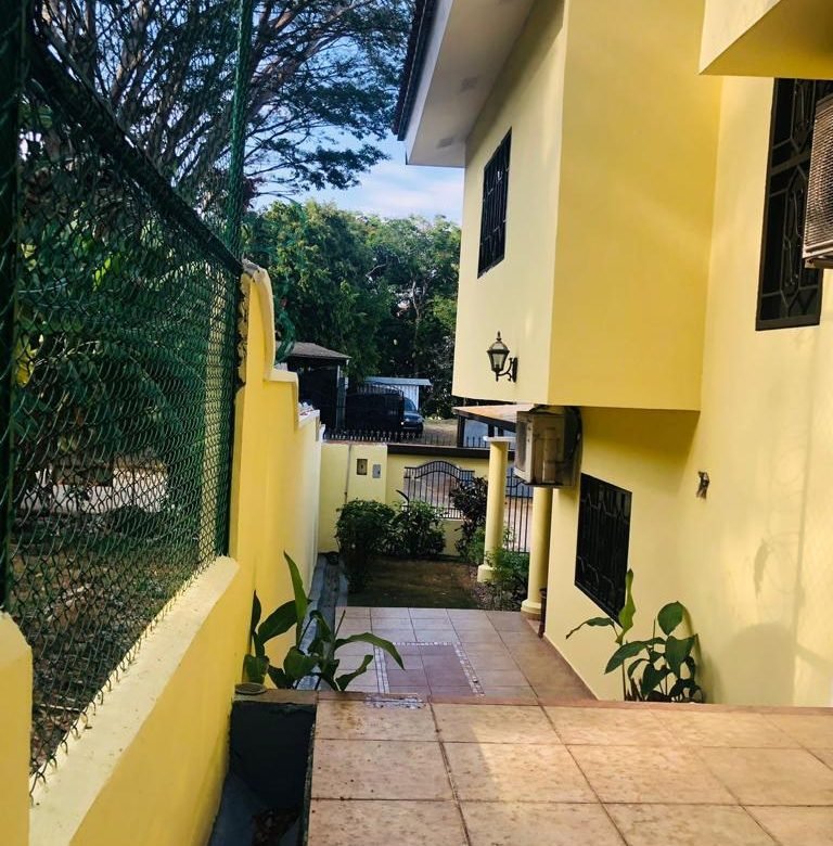 Casa en Sector Forestal / Canal Area: Ancon, Casa Unifamiliar de 3 habitaciones con 3 niveles
