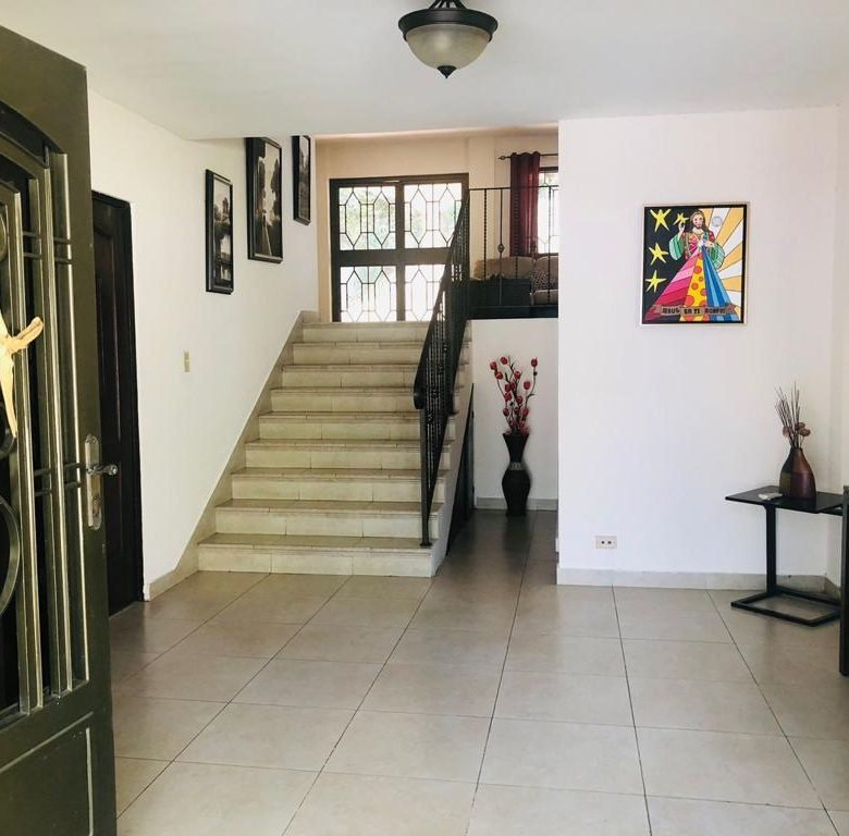 Casa en Sector Forestal / Canal Area: Ancon, Casa Unifamiliar de 3 habitaciones con 3 niveles