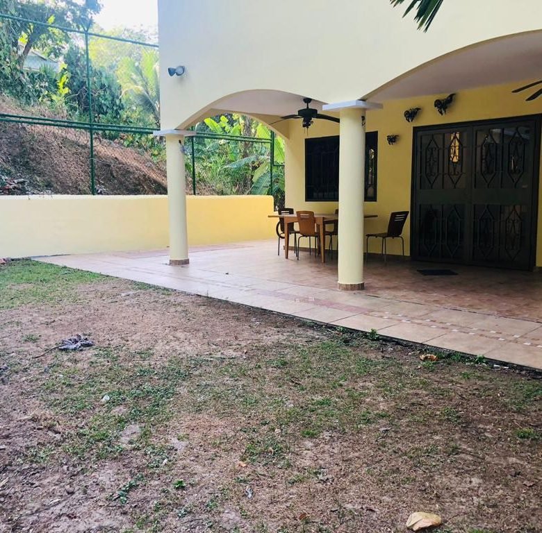 Casa en Sector Forestal / Canal Area: Ancon, Casa Unifamiliar de 3 habitaciones con 3 niveles