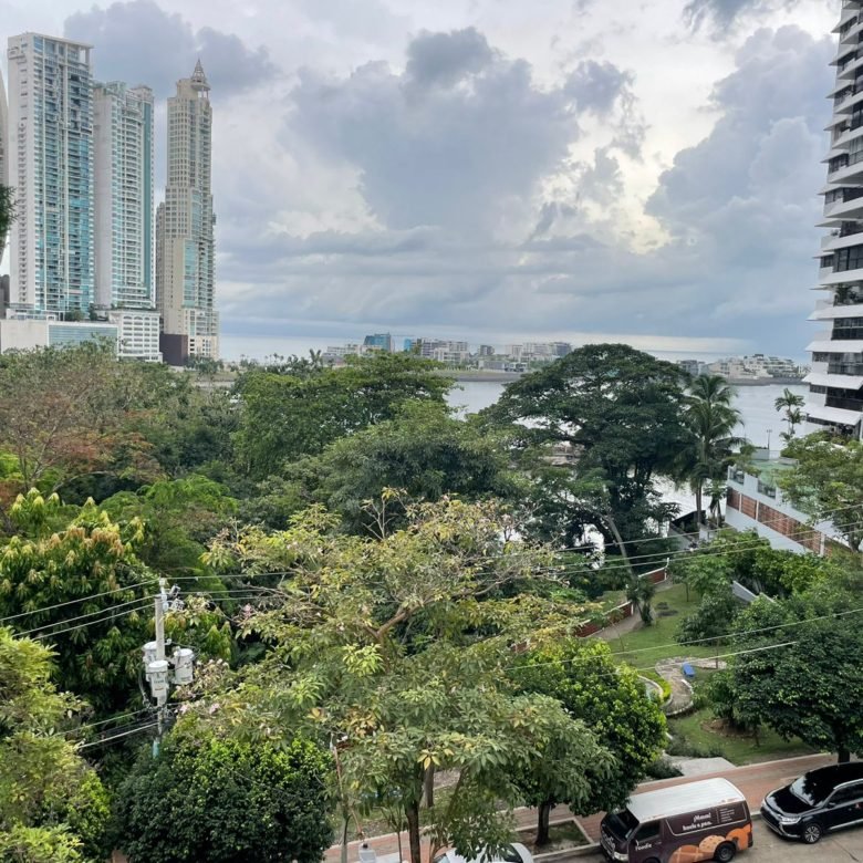 Paitilla, Comunidad Judia y Multi-Cultural: Edificio – Casa de 7 niveles, con vista al Mar y Parque