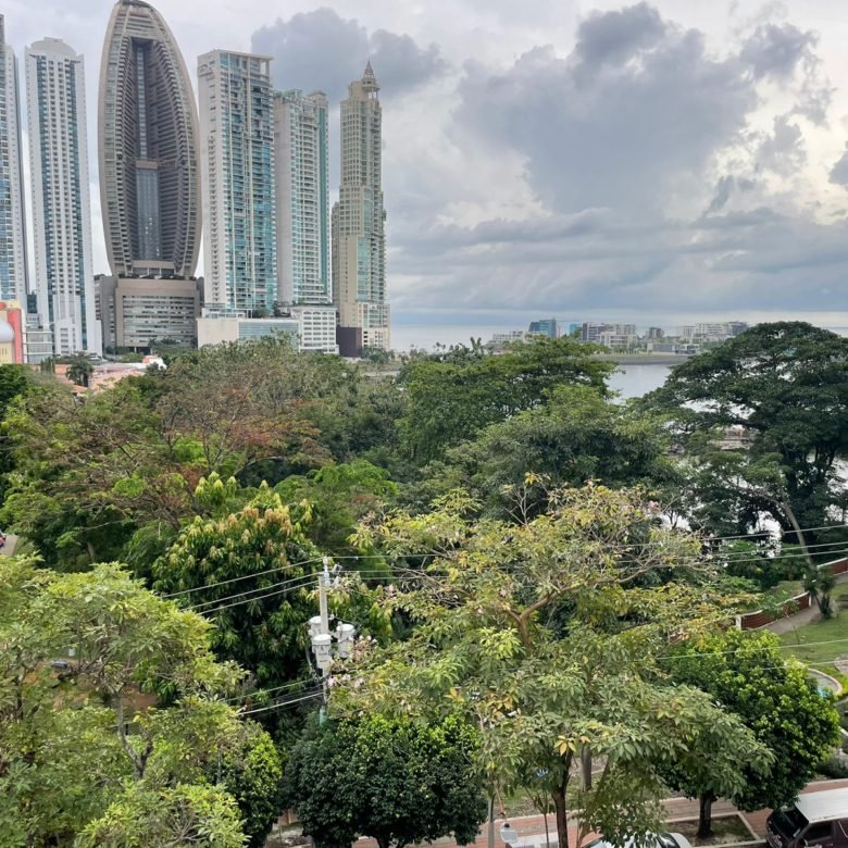 Paitilla, Comunidad Judia y Multi-Cultural: Edificio – Casa de 7 niveles, con vista al Mar y Parque