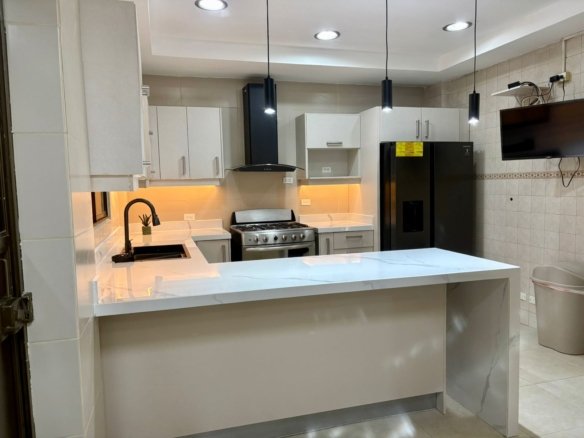 Casa en Sector Forestal / Canal Area: Ancon, Casa Unifamiliar de 3 habitaciones con 3 niveles