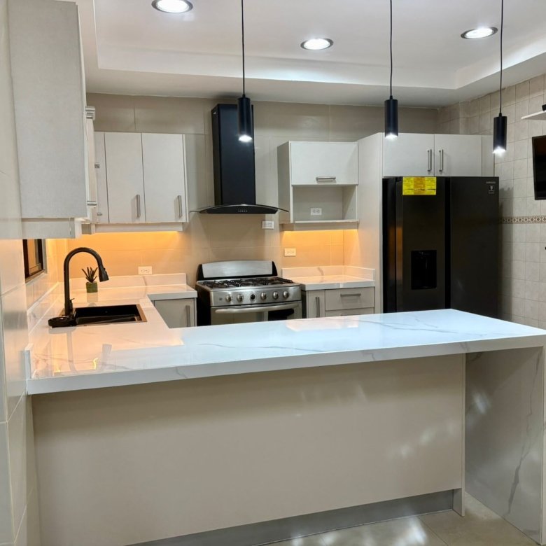 Casa en Sector Forestal / Canal Area: Ancon, Casa Unifamiliar de 3 habitaciones con 3 niveles