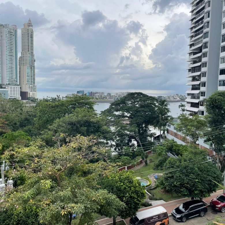 Paitilla, Comunidad Judia y Multi-Cultural: Edificio – Casa de 7 niveles, con vista al Mar y Parque