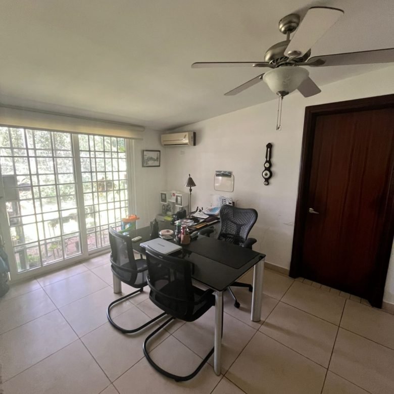 Sector del Canal, con Garita de Seguridad 24/7: Casa de 3 recs en Llanos de Curundu