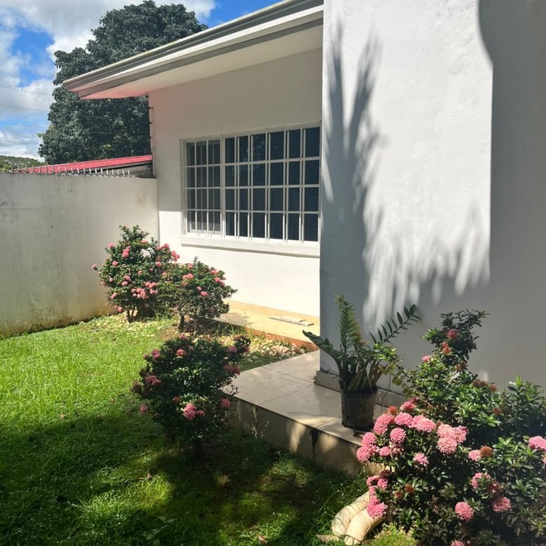 Sector del Canal, con Garita de Seguridad 24/7: Casa de 3 recs en Llanos de Curundu