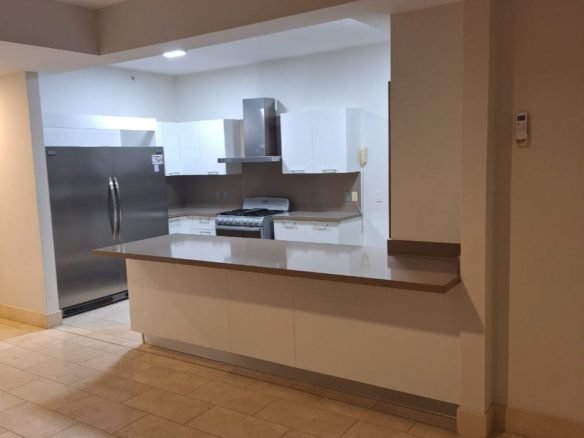 Santa Maria – Vista Ciudad y Campo de Golf: Greenview de 215 m², Lb, Pisos de Marmol